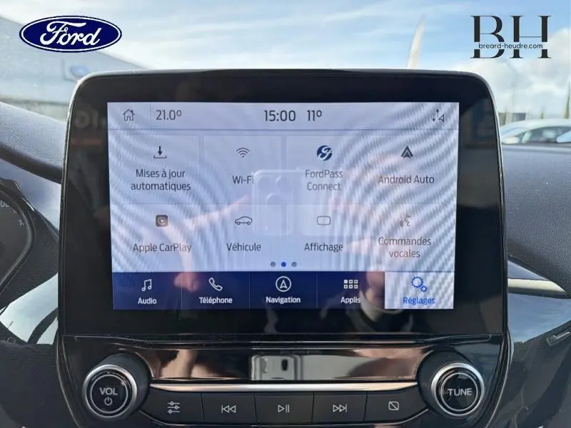 Écran tactile central du Ford Puma 2020 affichant les options connectivité et réglages, intérieur noir visible.