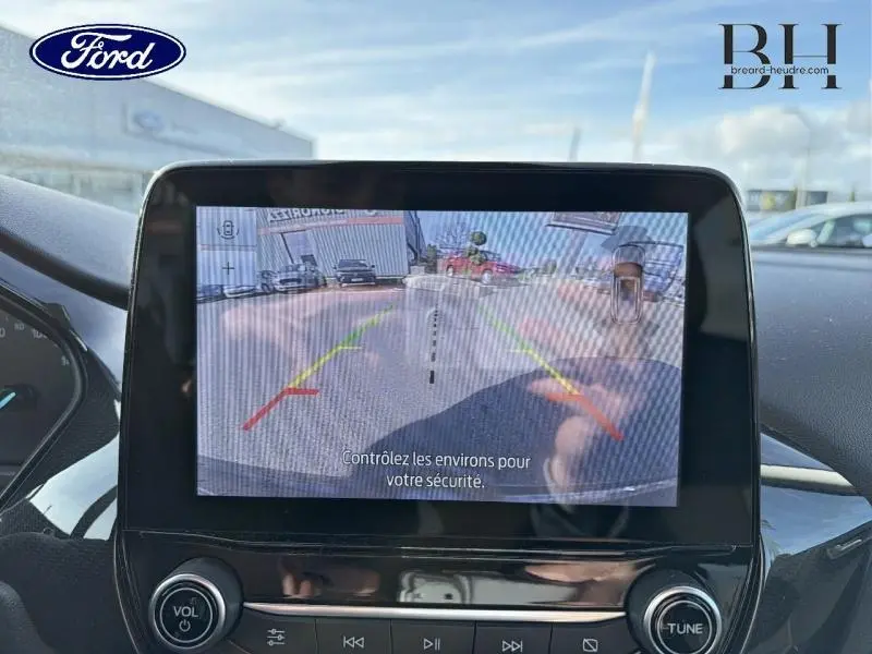 Écran tactile central montrant la caméra de recul d'une Ford Puma 2020, intérieur avec tableau de bord noir.