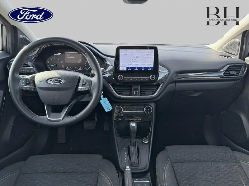 Vue intérieure avant du Ford Puma 2020 avec tableau de bord noir, volant cuir multifonction et écran tactile central.