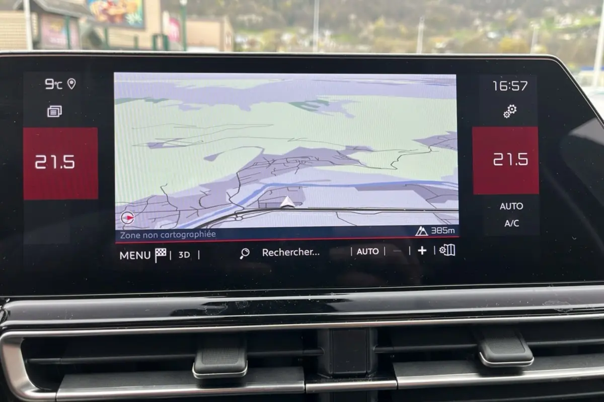 Écran tactile central du Citroën C5 Aircross Hybrid 145 en vue rapprochée, affichant la navigation et la climatisation.