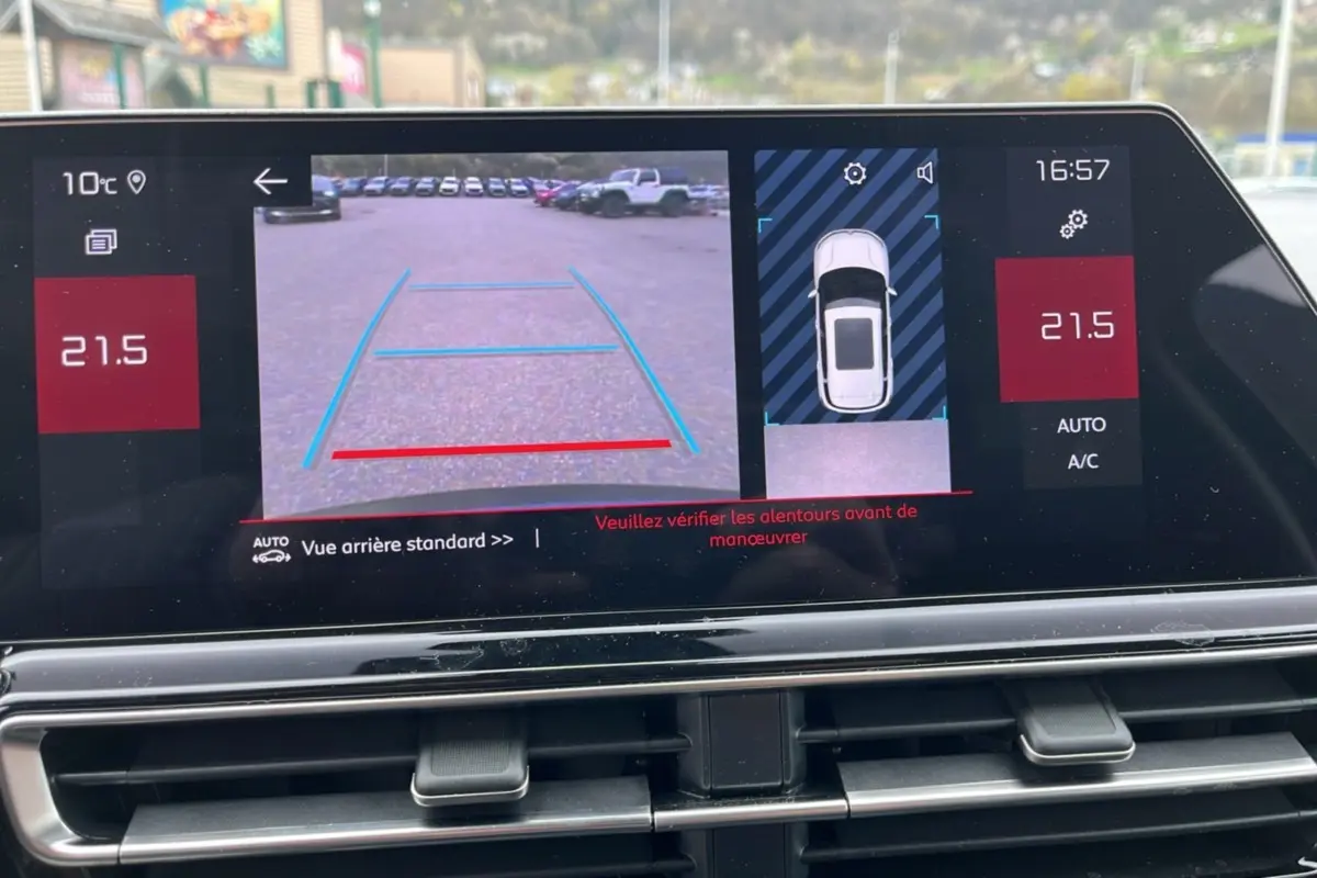 Écran intérieur du Citroën C5 Aircross Hybrid 145 montrant la caméra de recul et l'affichage de la climatisation.