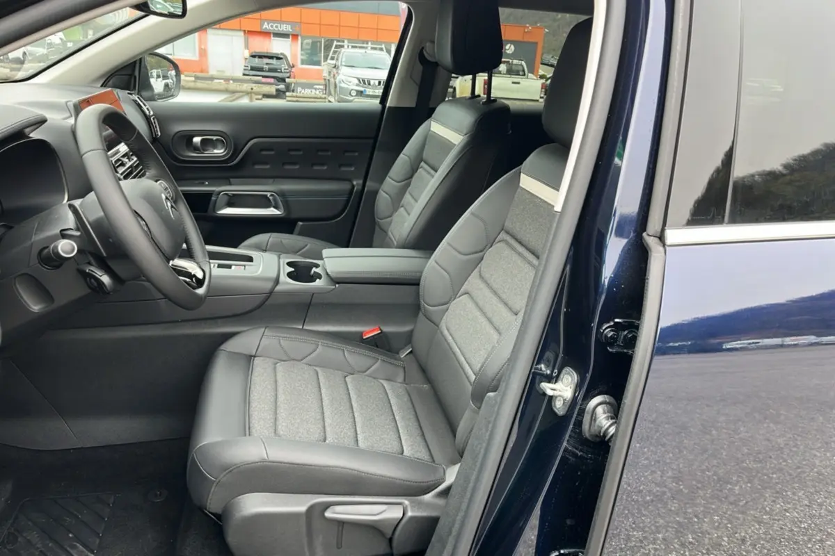 Vue intérieure côté conducteur du Citroën C5 Aircross Hybrid 145 en Eclipse Blue, sièges advanced comfort gris et noir.
