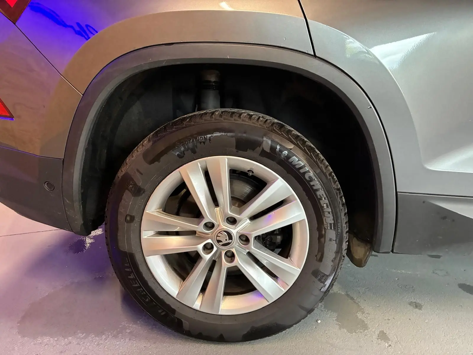 Gros plan sur la roue arrière droite en jante alu 17'' du Skoda Kodiaq gris avec passage de roue noir mat.