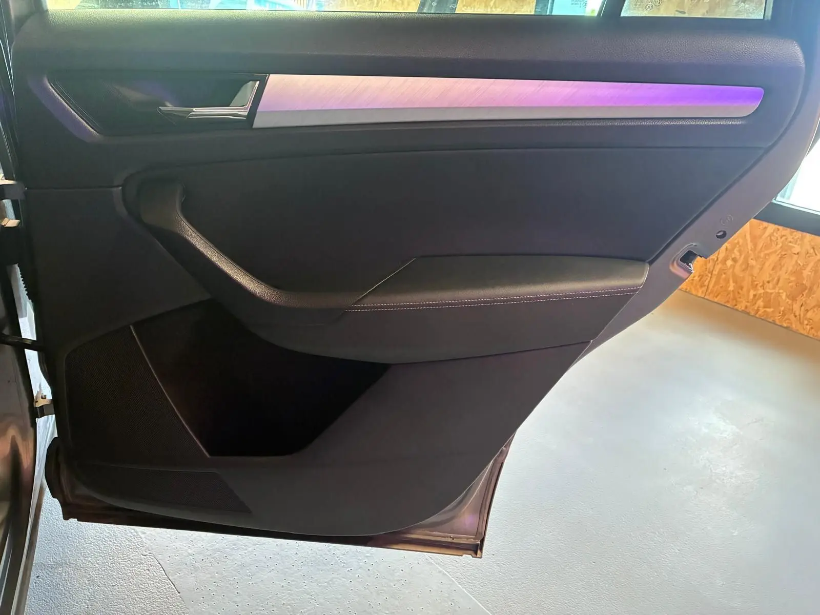 Vue intérieure de la porte avant gauche gris foncé du Skoda Kodiaq 2023 avec insert décoratif aluminium brossé.