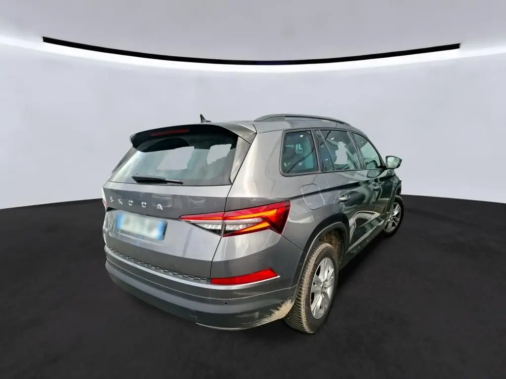 Vue 3/4 arrière droite d’un Skoda Kodiaq gris 2023 avec jantes alu 17 pouces et lunette arrière dégivrante.