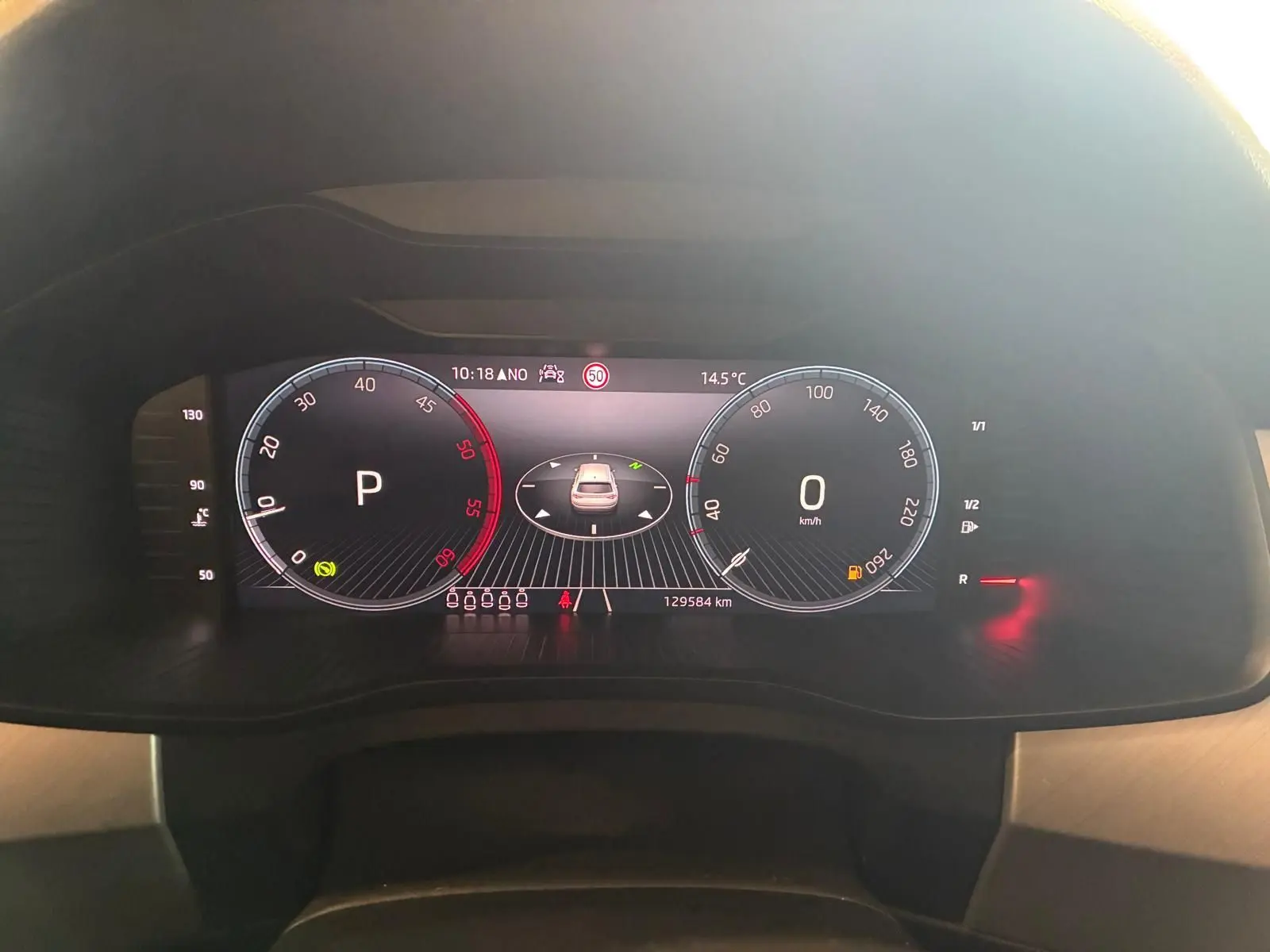 Tableau de bord numérique du Skoda Kodiaq gris, affichant vitesse, température et indicateurs au repos.