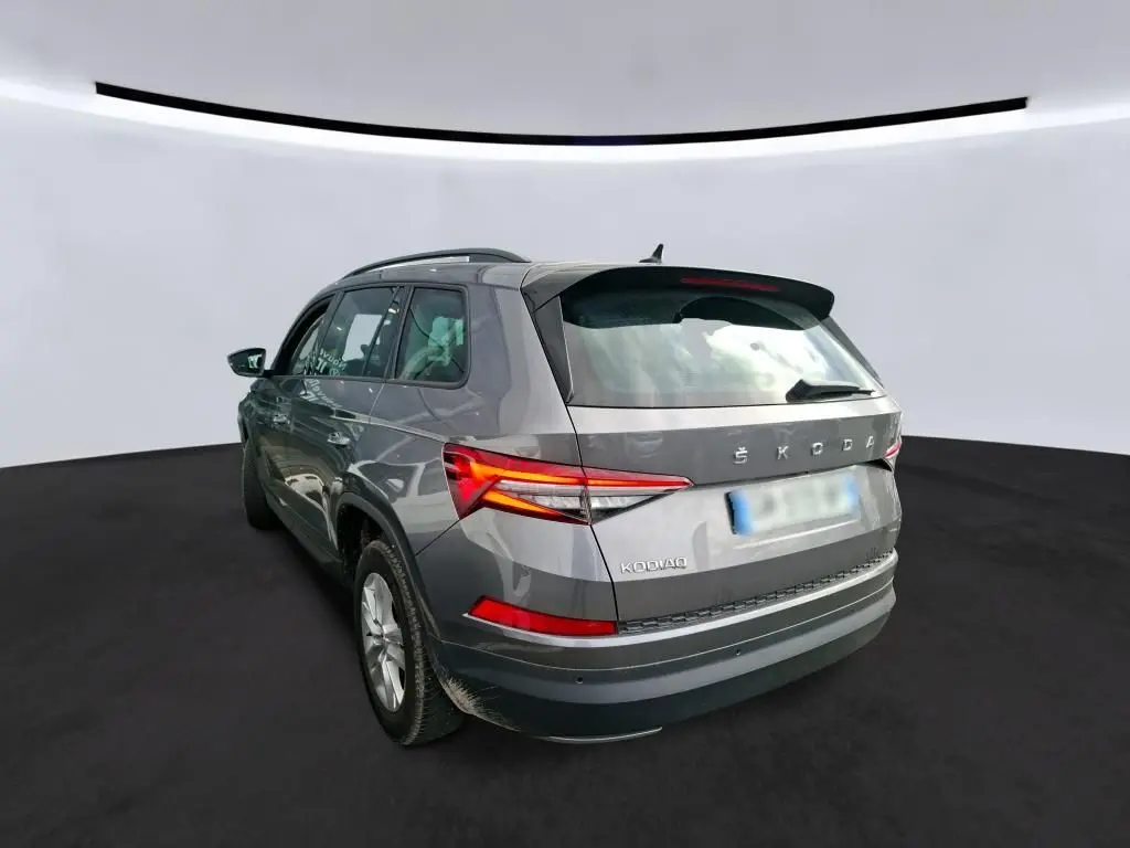 Vue 3/4 arrière droite d'un Skoda Kodiaq gris 2023 avec feux LED et jantes alu 17 pouces.