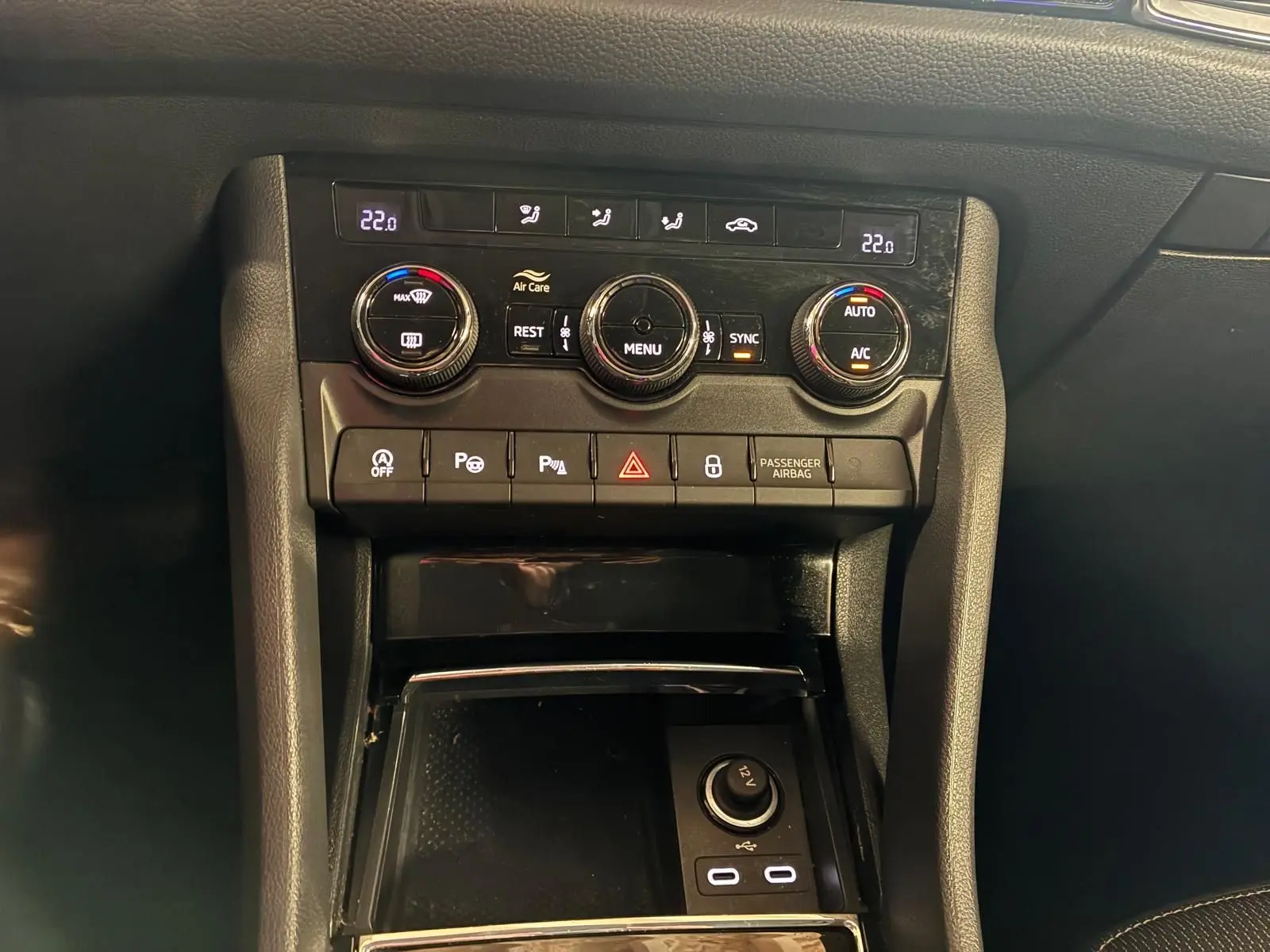 Vue rapprochée de la console centrale noire du Skoda Kodiaq 2023 avec commandes climatisation et ports USB-C.