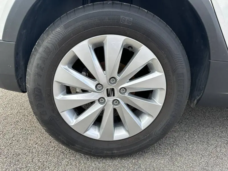 Gros plan sur la jante alu argentée d'une SEAT Arona 2025, avec pneu Goodyear et partie basse de la carrosserie grise.