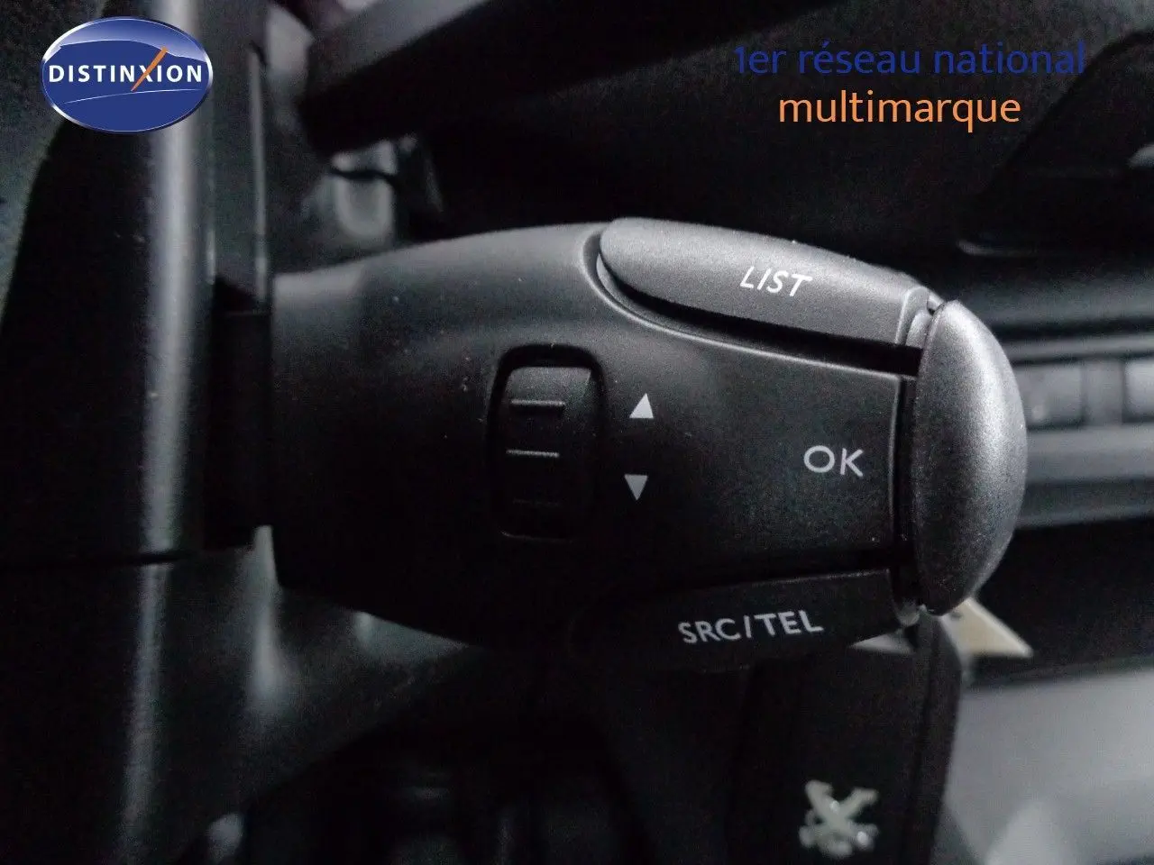 Écran tactile central allumé du Peugeot Expert Fourgon noir métal 2022, affichant les applications connectées.