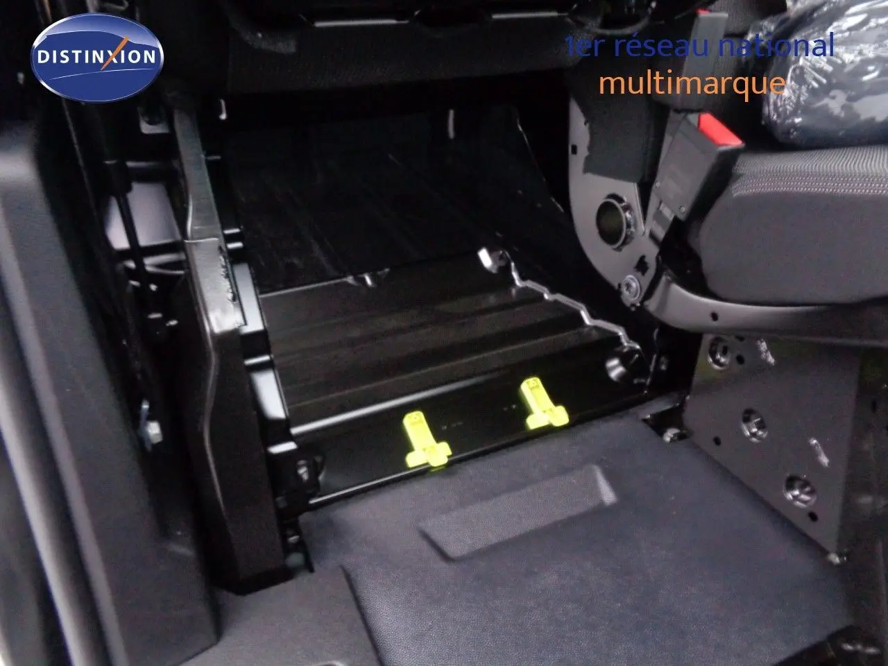 Le levier de vitesses manuel noir du Peugeot Expert Fourgon 2022, vue rapprochée de la console centrale.