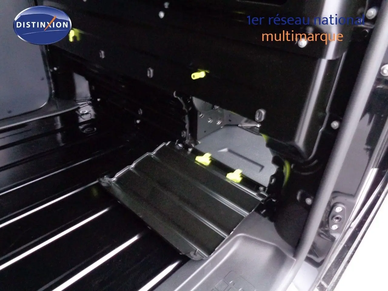 Vue rapprochée du volant noir du Peugeot Expert Fourgon 2022 avec tableau de bord et écran tactile visibles à droite.