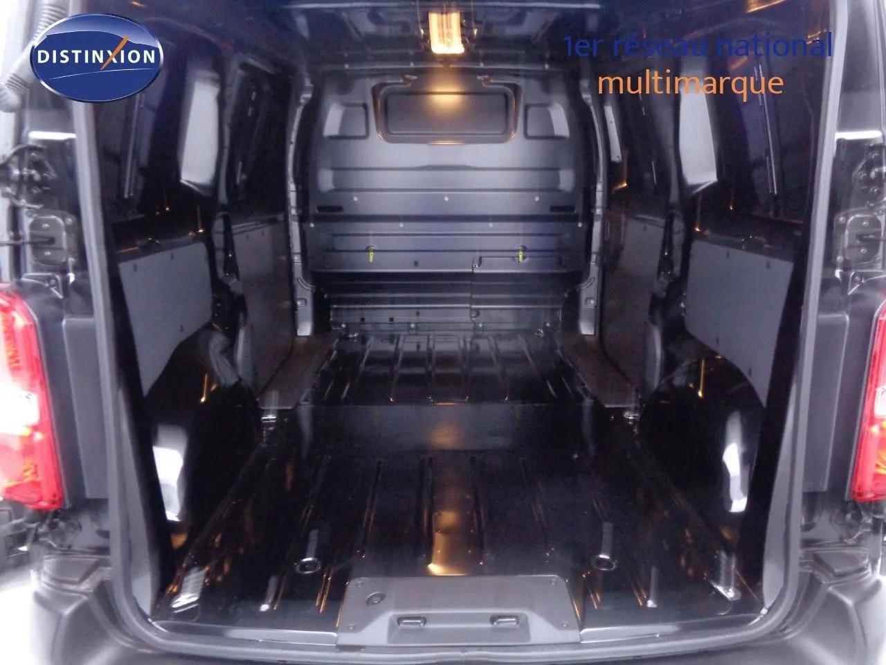 Gros plan sur la commande de régulateur de vitesse du Peugeot Expert Fourgon noir métal, intérieur conducteur.