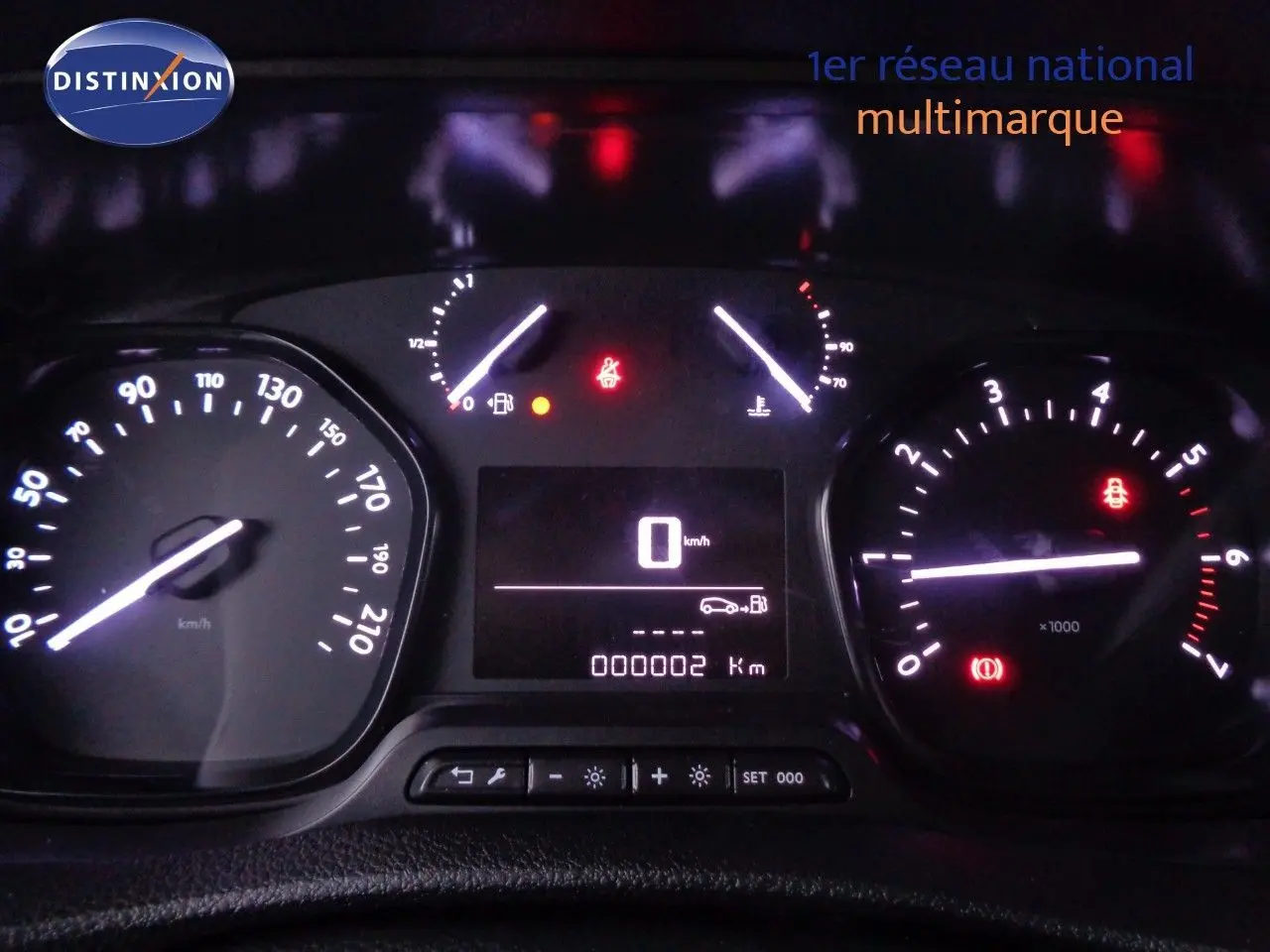 Gros plan sur les commandes de lève-vitres et réglage des rétroviseurs côté conducteur du Peugeot Expert Fourgon noir métal 2022.