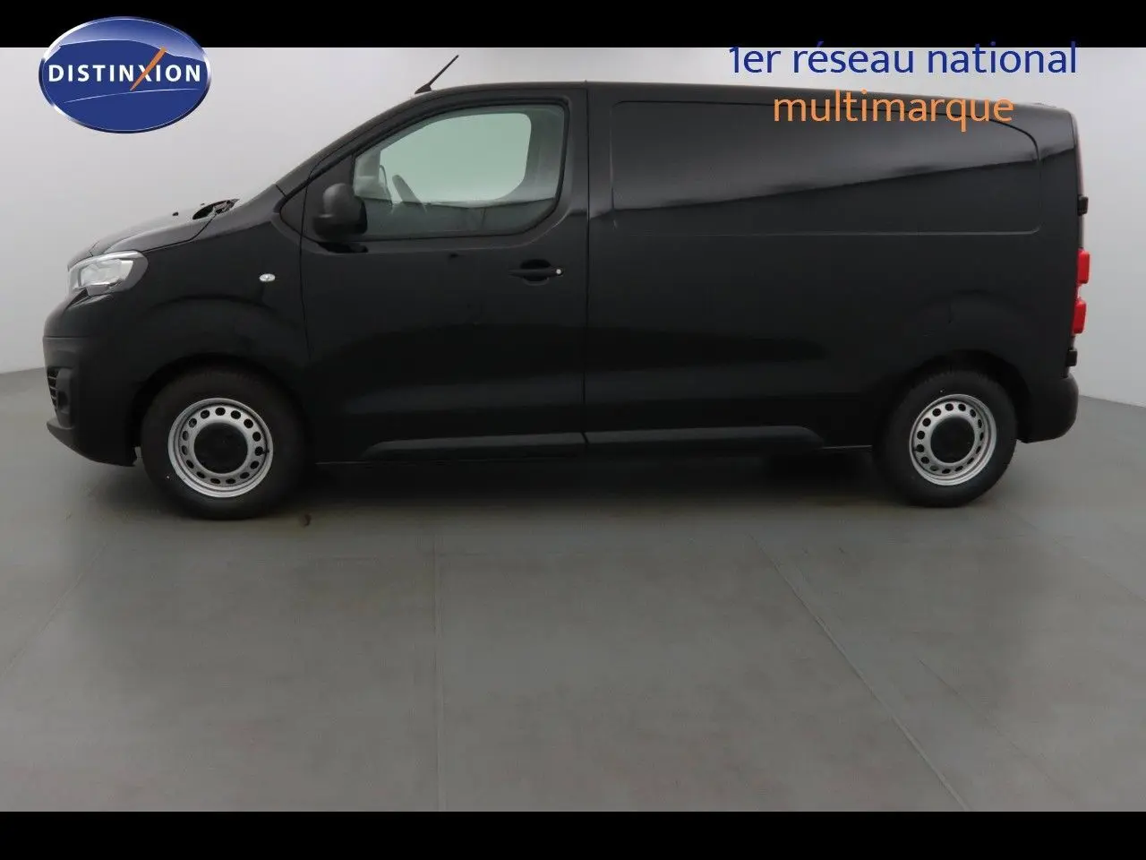 Vue 3/4 arrière droite du Peugeot Expert Fourgon noir métal 2022 avec logo et feux rouges visibles.