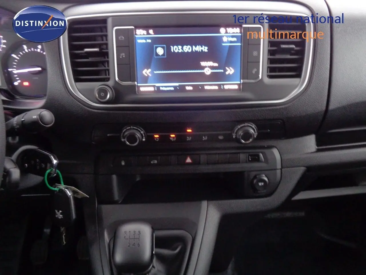 Vue intérieure côté conducteur du Peugeot Expert Fourgon 2022, sièges tissu gris et noir, volant visible.