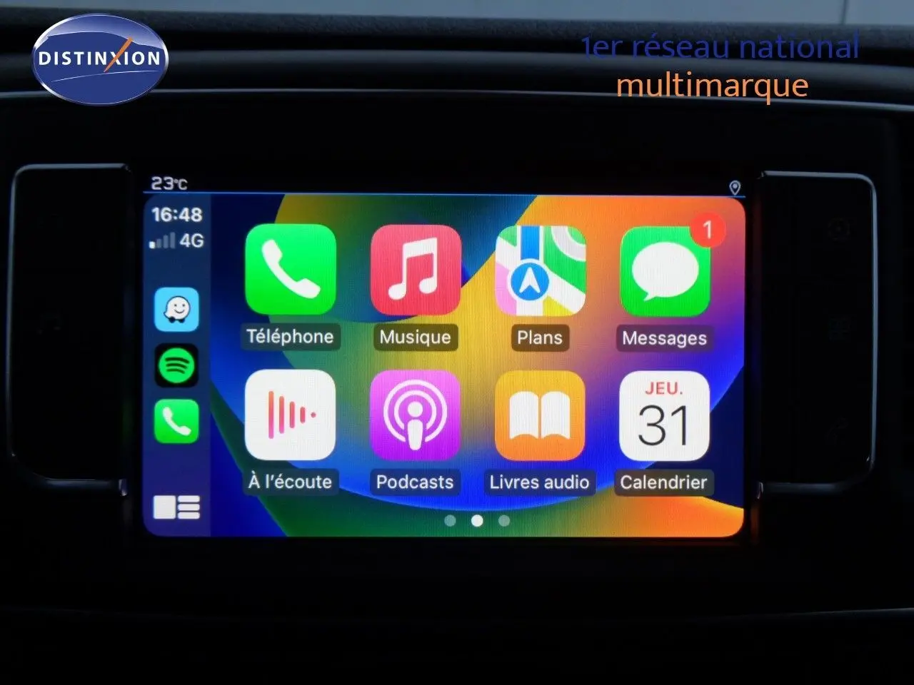Intérieur du fourgon Peugeot Expert Standard noir métal, vue depuis la porte latérale ouverte montrant l'espace de chargement vide.
