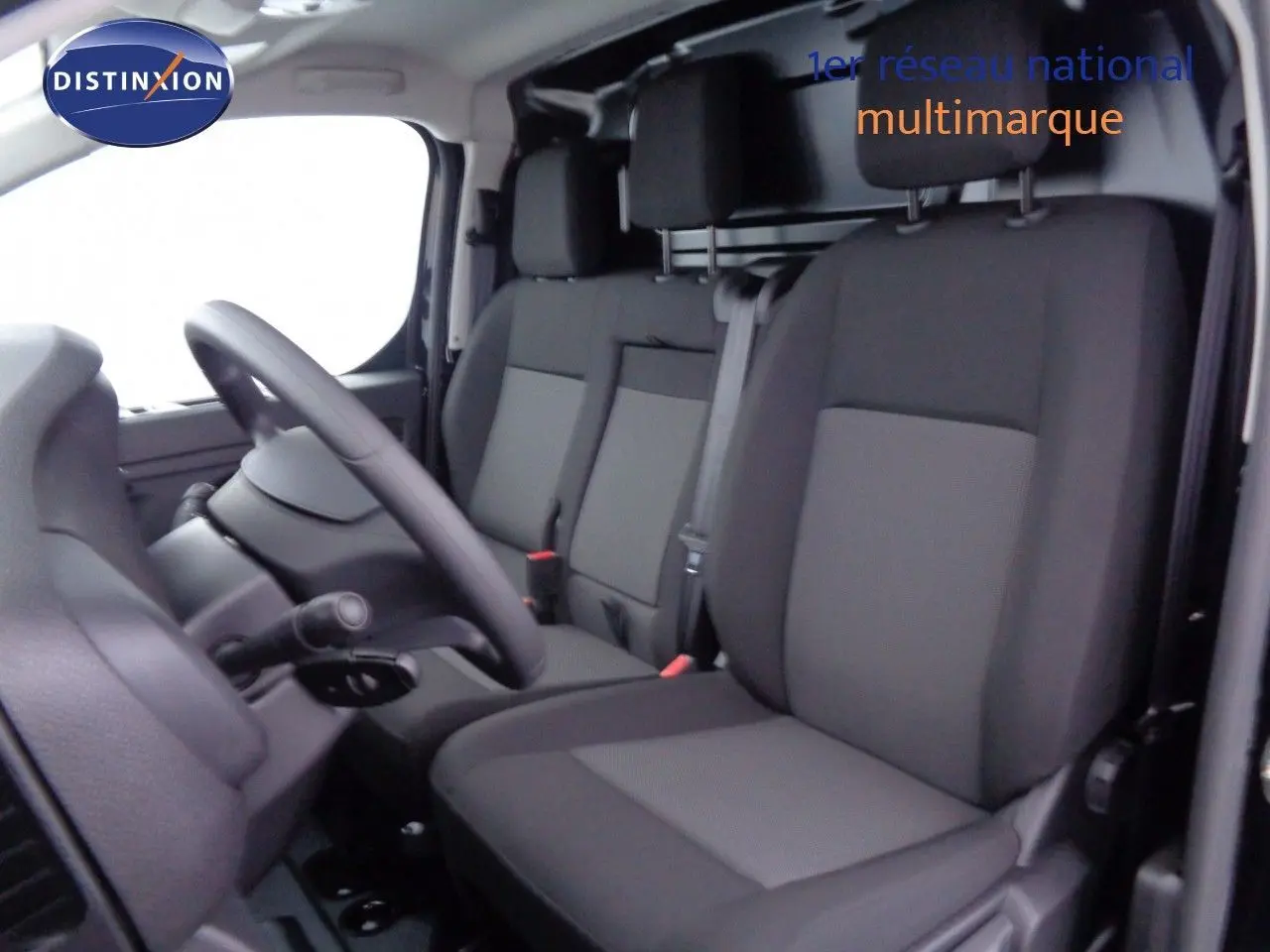 Vue 3/4 arrière droite d'un Peugeot Expert Fourgon noir métal 2022 avec feux arrière rouges et carrosserie lisse.