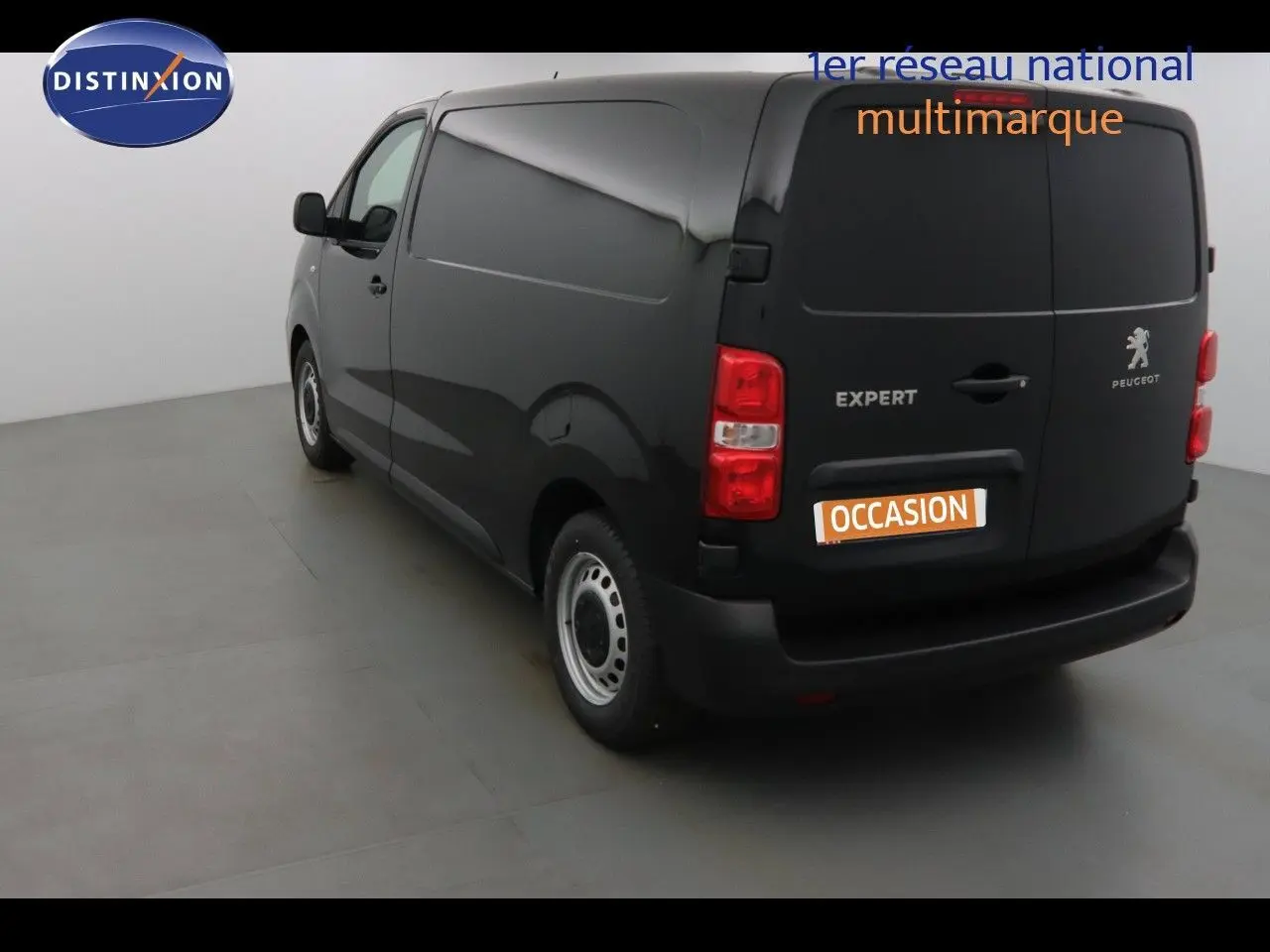 Peugeot Expert Fourgon noir métal vu de profil côté gauche, avec jantes argentées et carrosserie lisse.