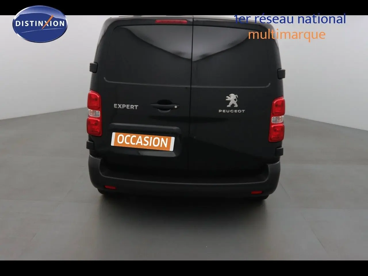 Vue frontale d'un Peugeot Expert Fourgon noir métal 2022 avec calandre noire et phares modernes allumés.