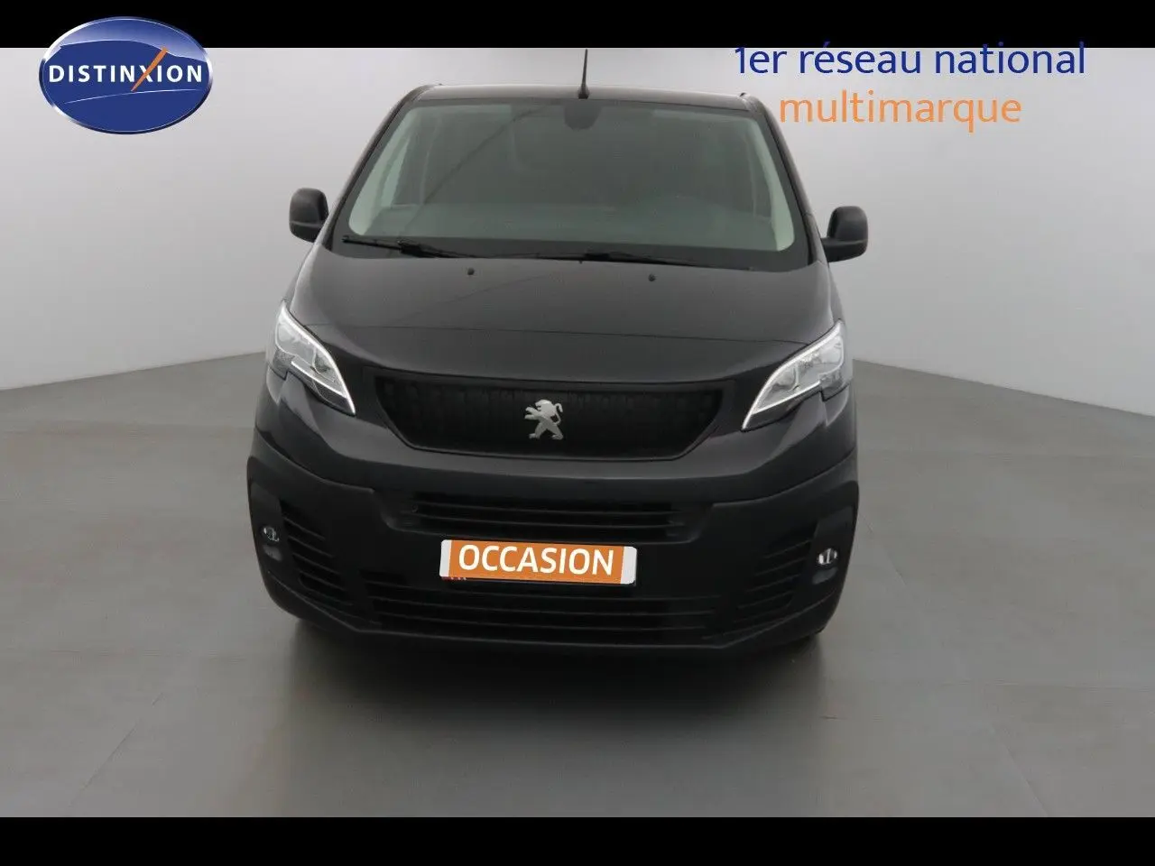 Vue arrière du Peugeot Expert Fourgon noir métal 2022 avec portes battantes et feux rouges visibles.