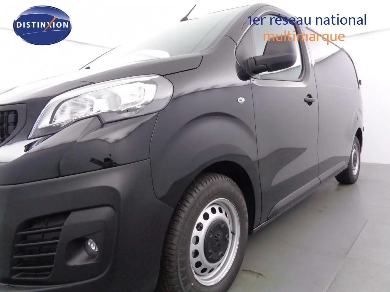 Vue 3/4 avant droit du Peugeot Expert Fourgon noir métal 2022 avec jantes argentées et carrosserie lisse.