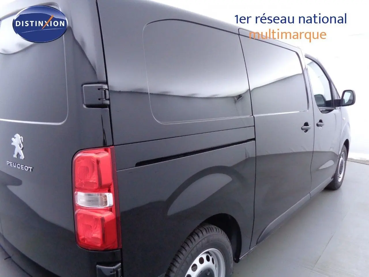 Vue latérale côté avant gauche du Peugeot Expert Fourgon noir métal, mettant en valeur la roue et l'aile avant.