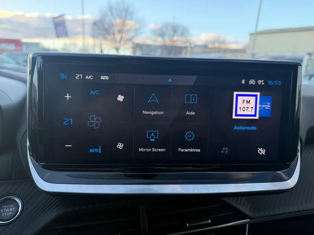 Écran tactile central de la Peugeot 208 Hybrid 110 Allure 2024 montrant les options de navigation et climatisation.