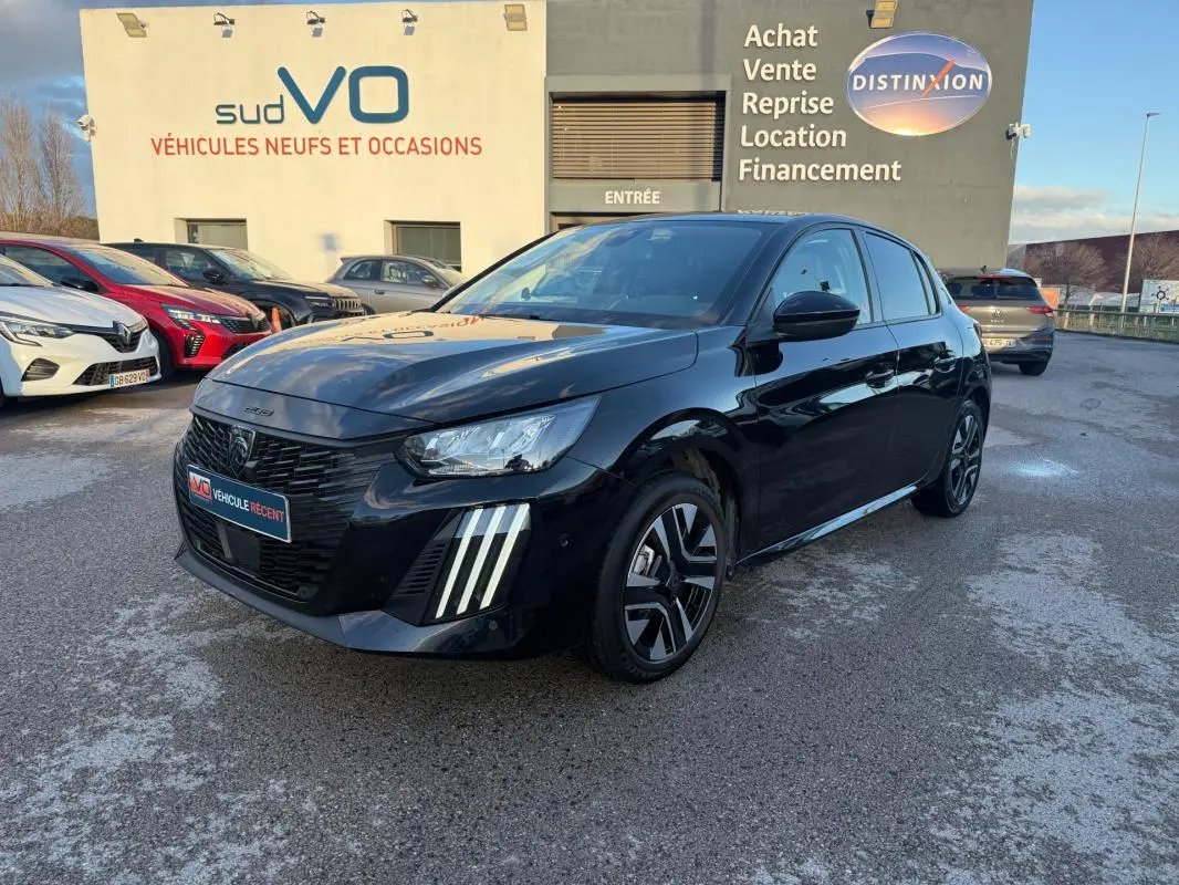 Peugeot 208 Hybrid noir en 3/4 avant droit, avec feux diurnes à griffes et jantes alliage 16 pouces visibles.