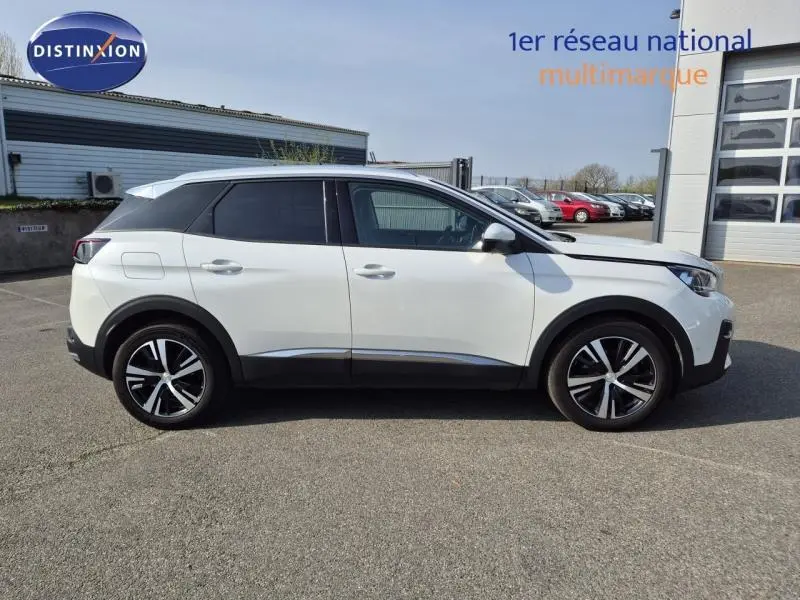 Peugeot 3008 blanc nacré vue de profil côté gauche, avec jantes alliage et toit noir contrasté.