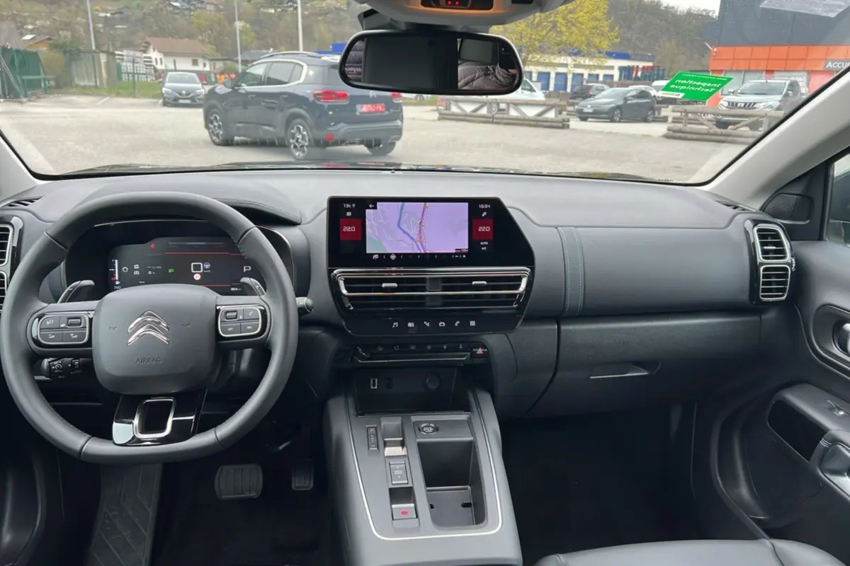 Vue intérieure du tableau de bord et volant cuir noir du Citroën C5 Aircross Hybrid 145 E-DSC6 Max 2025.