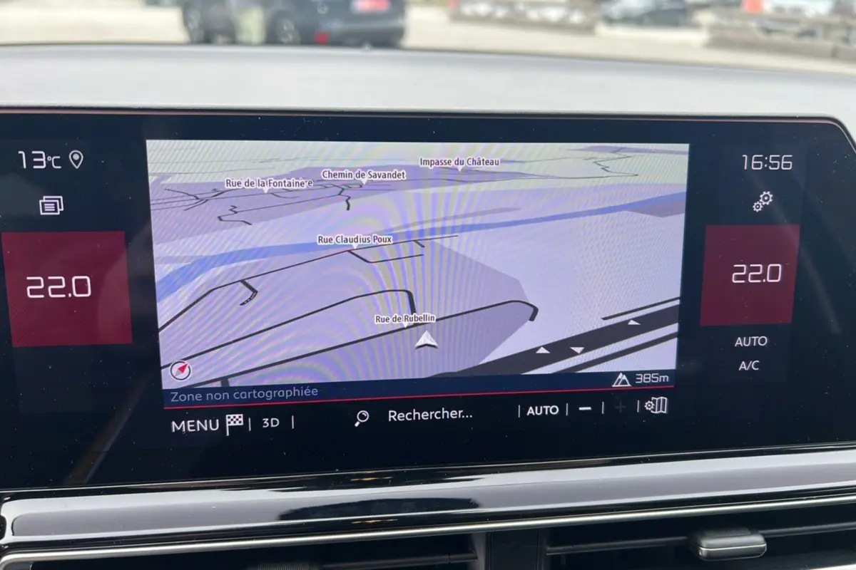 Écran central du tableau de bord du Citroën C5 Aircross Hybrid noir, affichant la navigation GPS en mode 3D.
