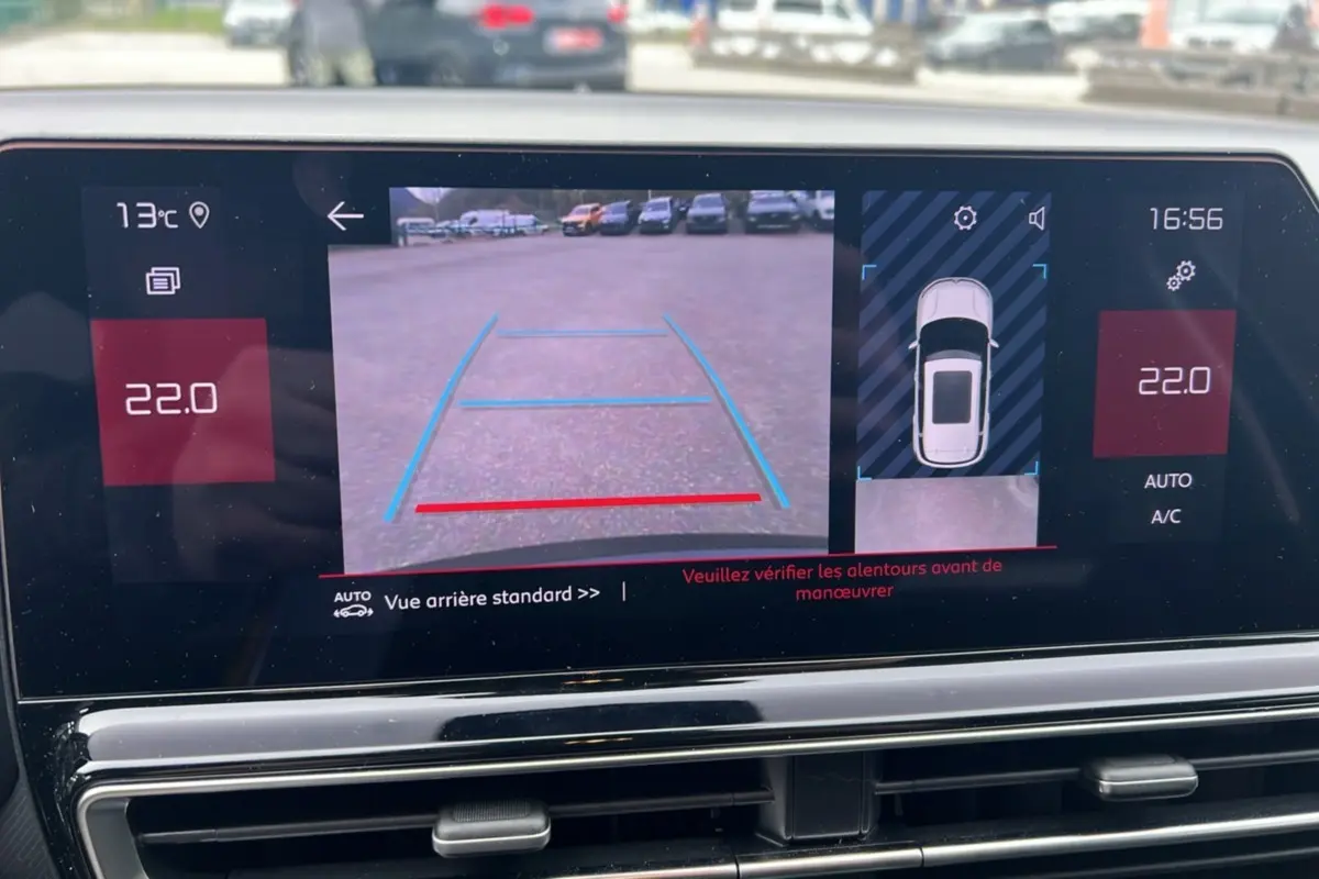 Écran tactile intérieur du Citroën C5 Aircross Hybrid noir montrant la caméra de recul et la température à 22°C.