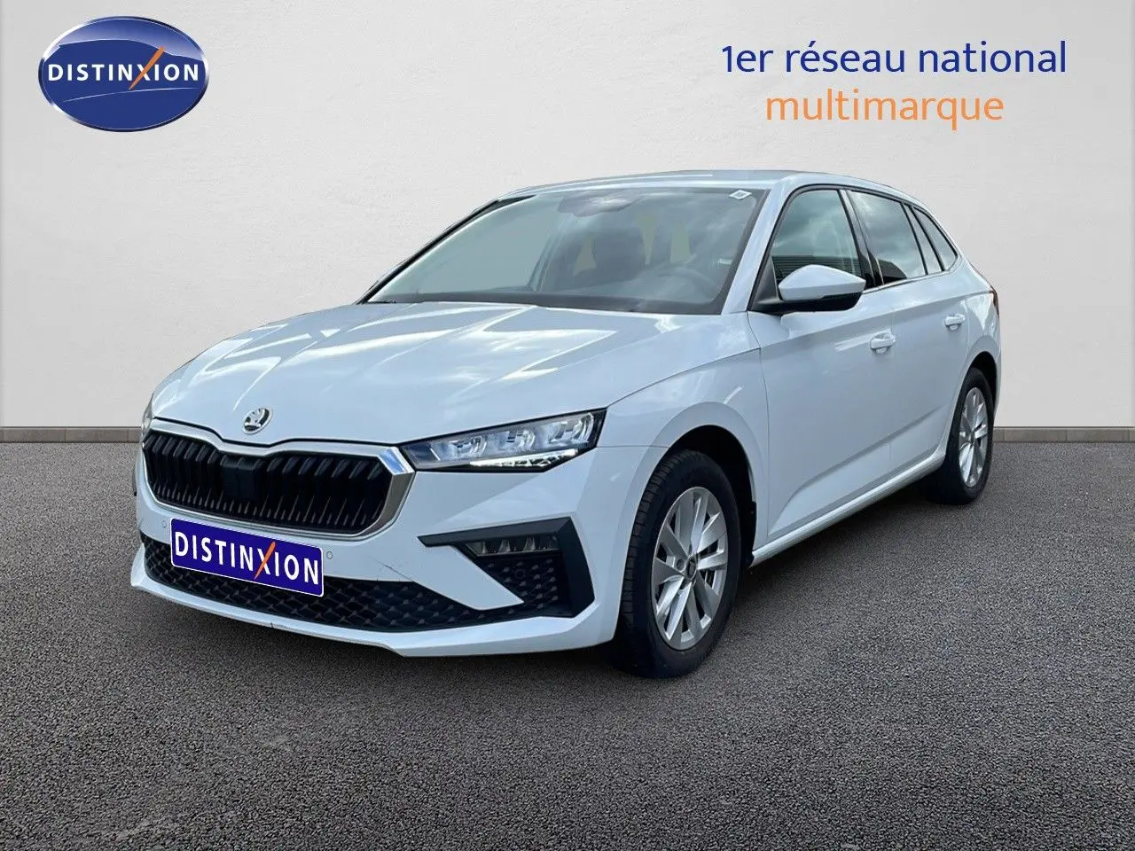 Vue 3/4 avant droite d'une Skoda Scala blanc glacier avec calandre noire et jantes alliage 16 pouces.