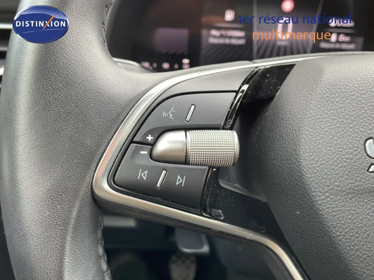 Gros plan sur les commandes audio au volant de la Skoda Scala 2025, finition Selection, intérieur gris noir.