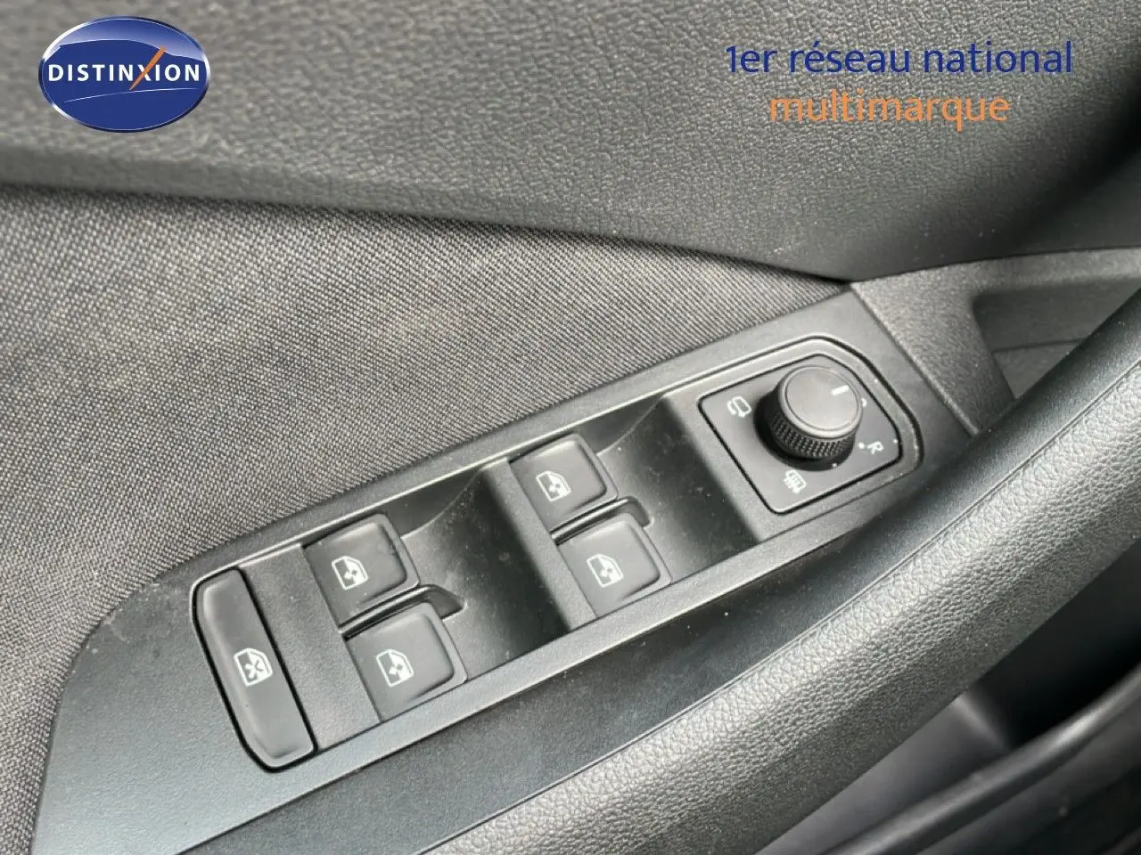Gros plan sur les commandes des vitres électriques et réglage des rétroviseurs côté conducteur d'une Skoda Scala 2025.