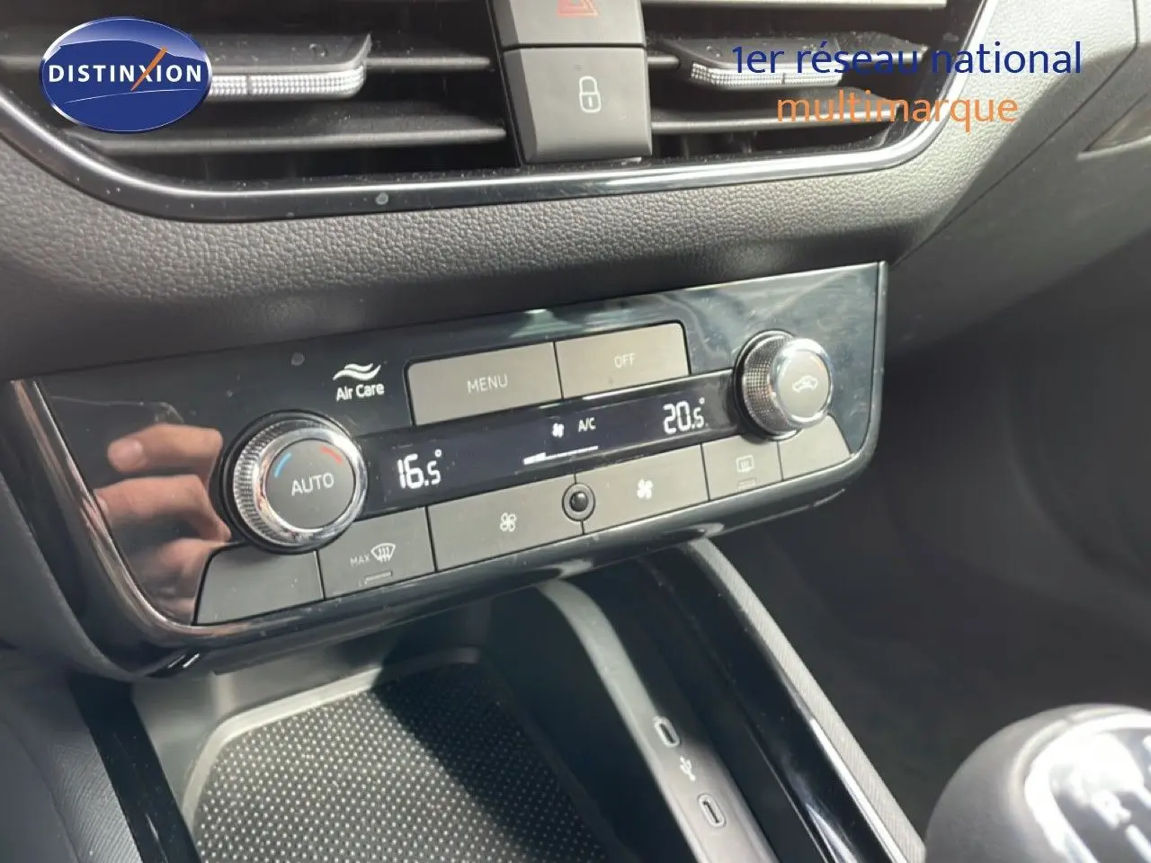 Vue rapprochée de la console centrale de la Skoda Scala blanc glacier, avec commandes de climatisation digitale et boîte manuelle.