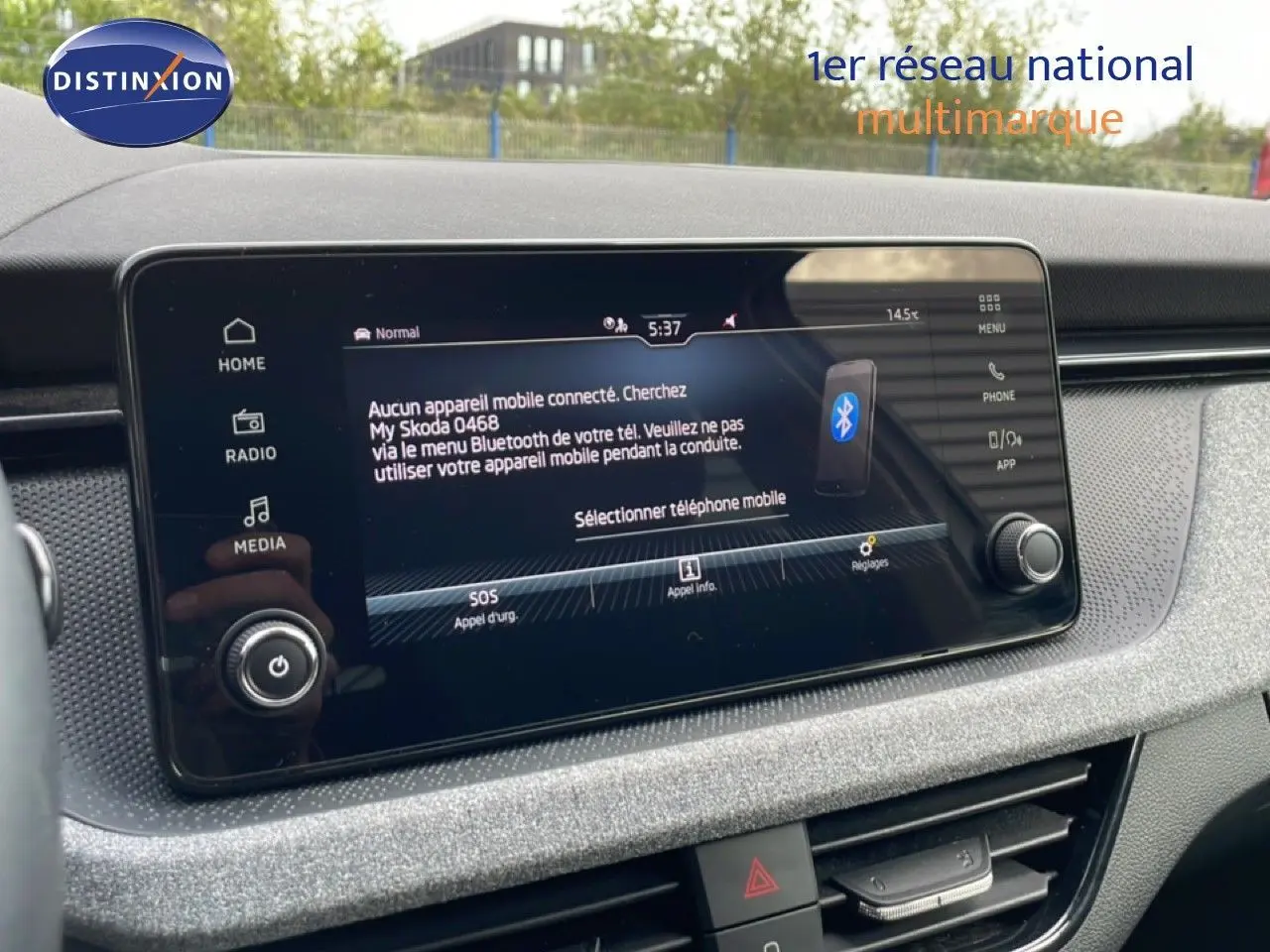 Écran tactile central du tableau de bord de la Skoda Scala blanc glacier, affichant le menu Bluetooth.