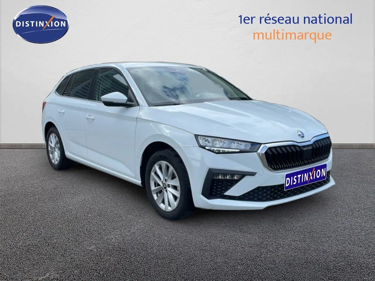 SKODA SCALA blanc glacier vue 3/4 avant droit, avec calandre noire et jantes alliage argentées.