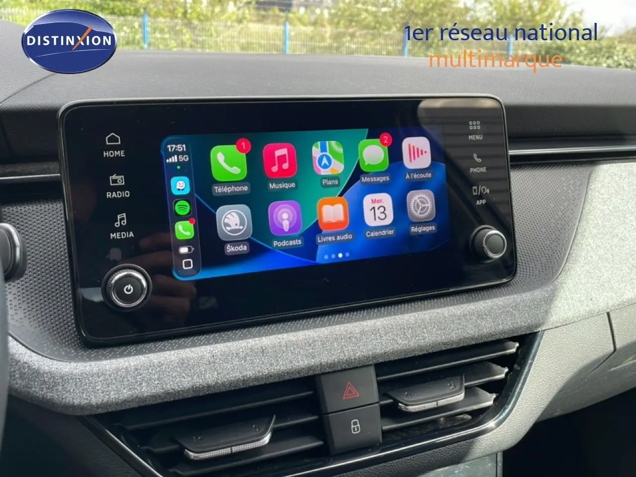 Écran tactile central du tableau de bord de la Skoda Scala blanc glacier, affichant les applications connectées.