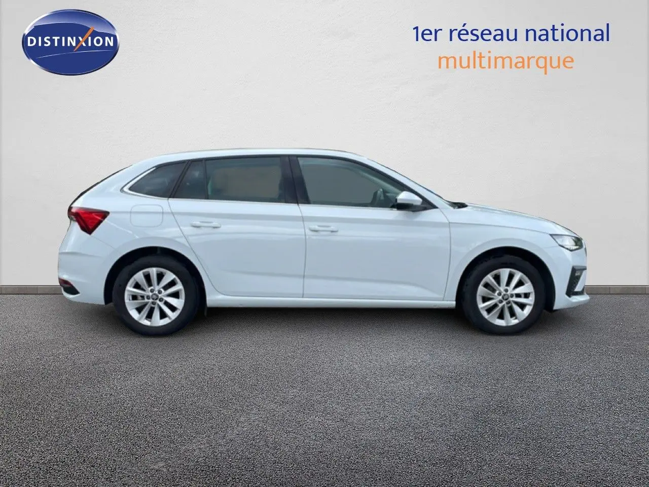 Profil droit d'une Skoda Scala blanc glacier 2025 avec jantes alliage et lignes épurées sur fond neutre.