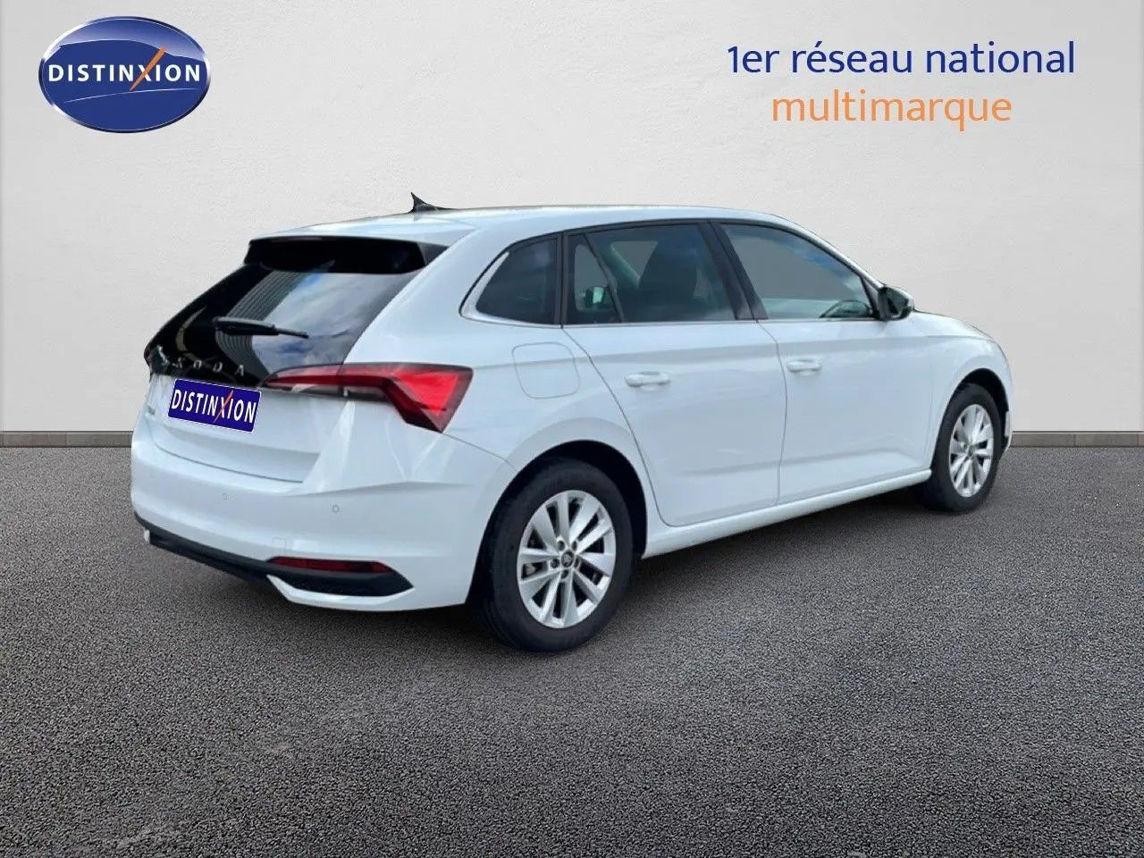 Vue 3/4 arrière droite d'une Skoda Scala blanc glacier avec toit noir et jantes alliage 16 pouces.