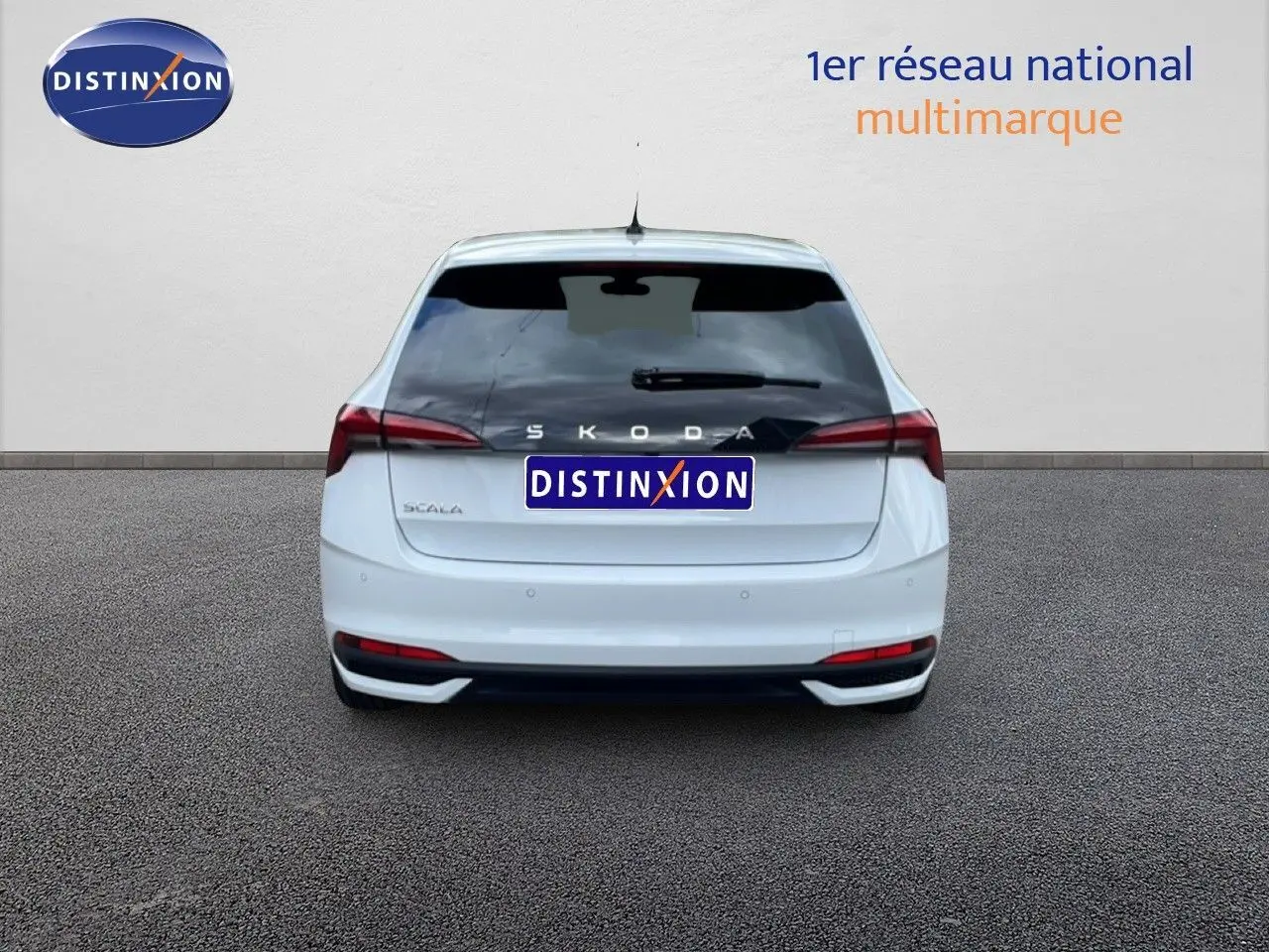 Vue arrière d'une Skoda Scala blanc glacier 2025 avec feux arrière étirés et vitrage arrière teinté.