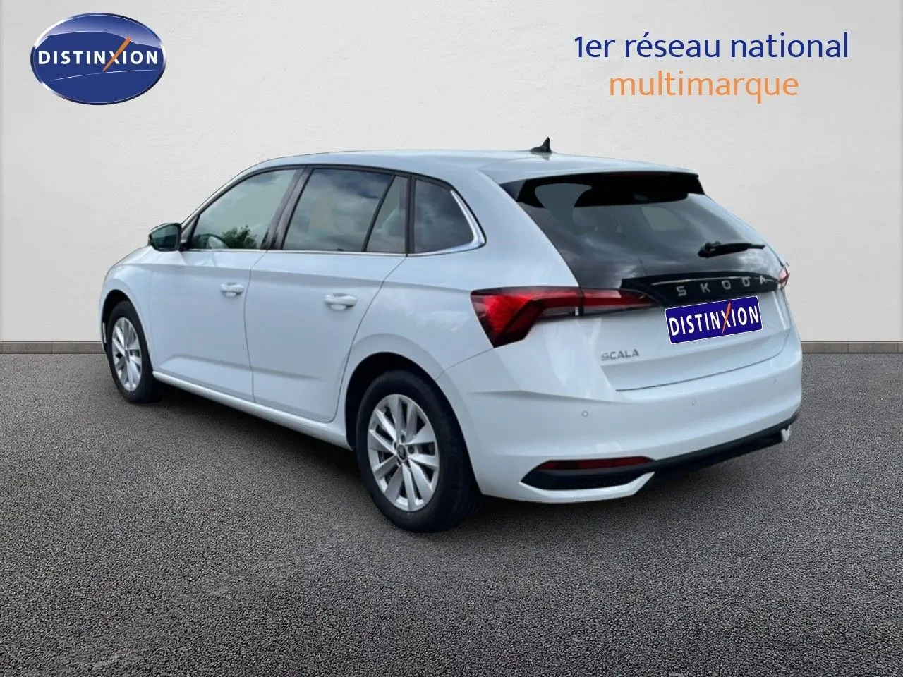 Vue 3/4 arrière gauche d'une Skoda Scala blanc glacier avec vitres teintées et jantes alliage 16 pouces.