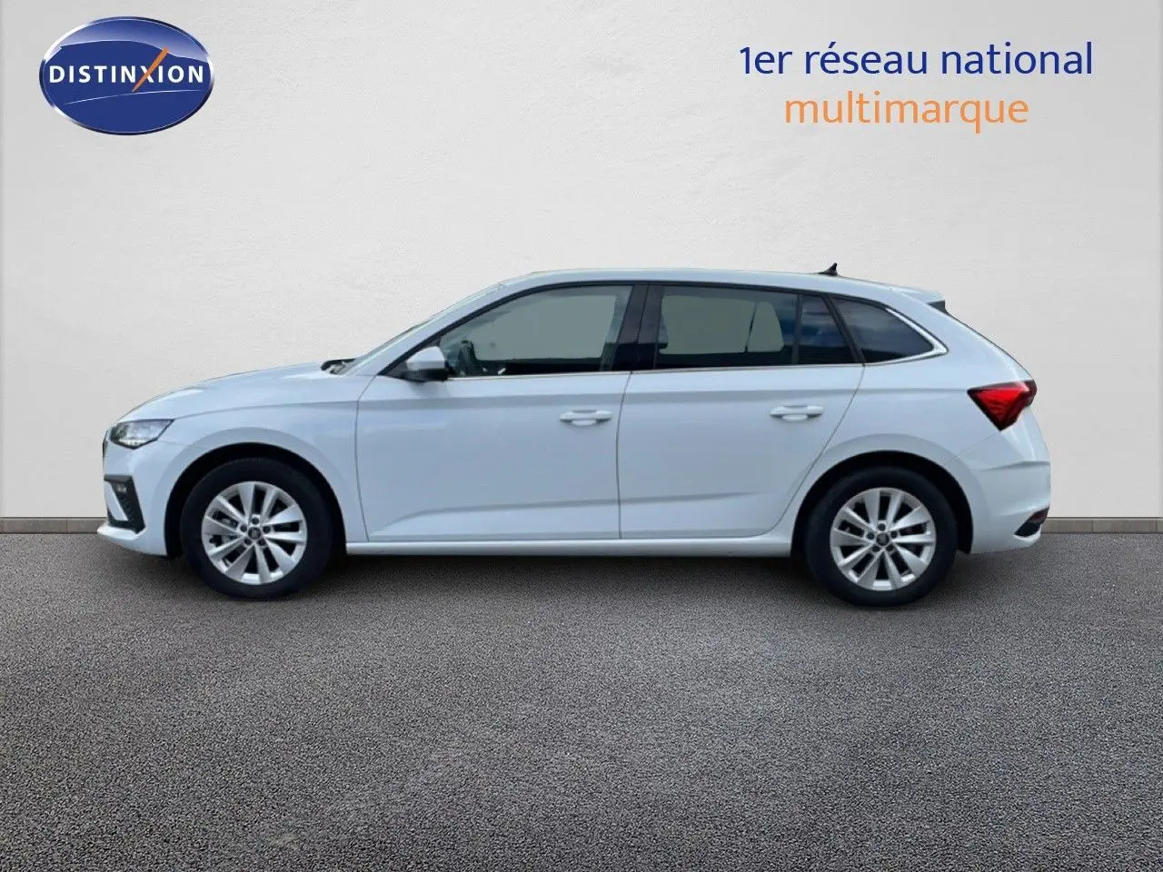 Vue de profil côté gauche d'une Skoda Scala blanc glacier 2025 avec jantes alliage et vitres teintées.