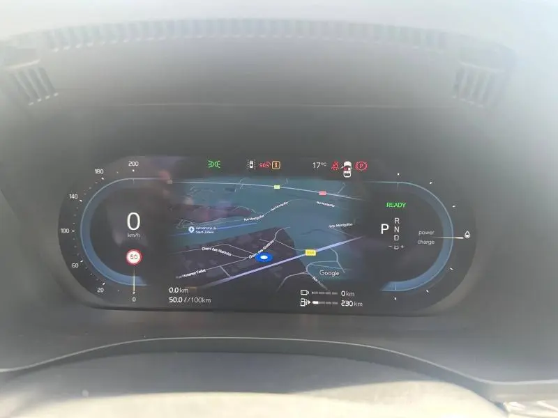 Tableau de bord numérique du Volvo XC60 2024 affichant la navigation et les indicateurs de vitesse et énergie.