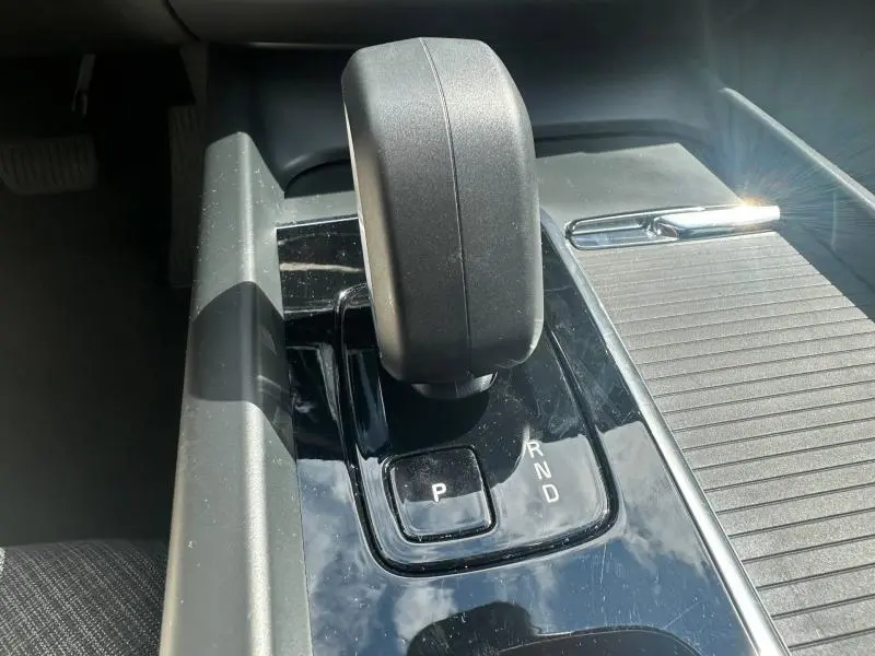Gros plan sur le levier de vitesses noir de la console centrale du Volvo XC60 gris 2024, finition Style Chrome.