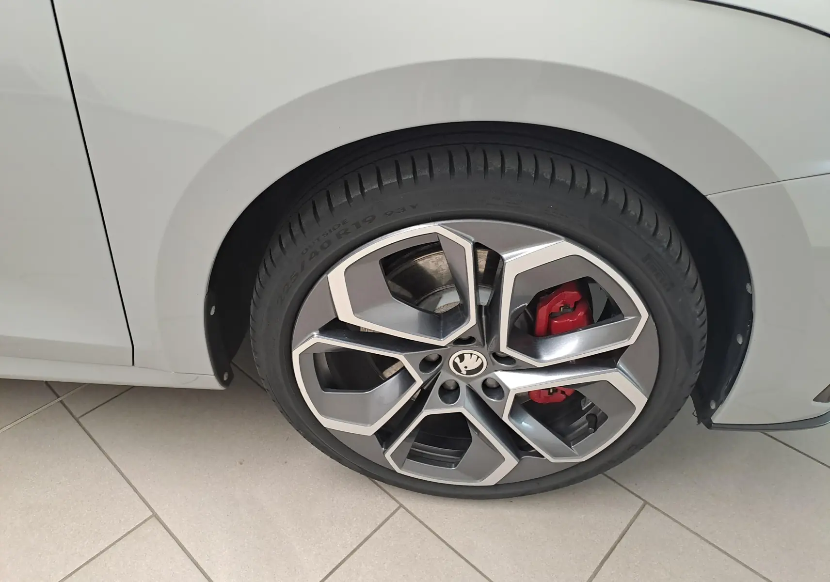 Gros plan sur la roue arrière droite d’une Skoda Octavia Combi gris perle avec jante alliage 19'' ALTAIR et étrier de frein rouge.