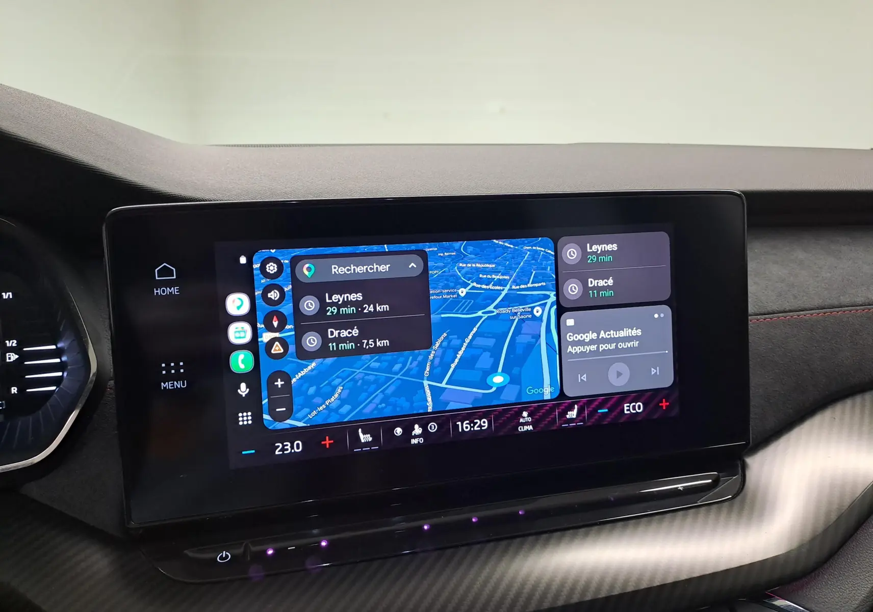 Écran tactile central du tableau de bord de la Skoda Octavia Combi gris perle, affichant navigation et commandes climatiques.