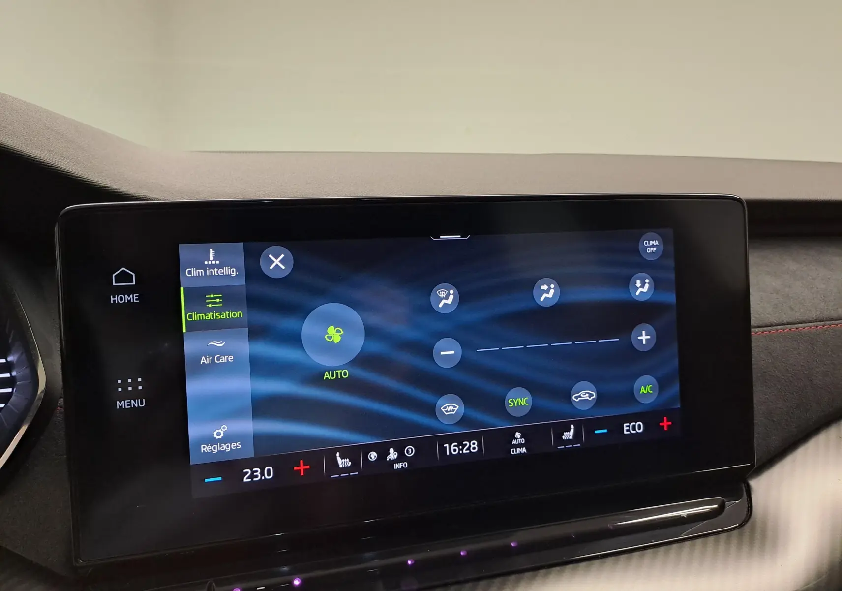 Écran tactile central de la Skoda Octavia Combi 1.4 TSI PHEV 245ch RS affichant les réglages de climatisation.